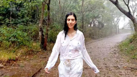 Camila anda na chuva