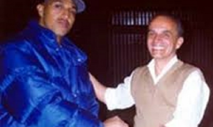Mano Brown, vocalista do Racionais MC's, e Jocenir, ex-detento do Carandiru que transformou os relatos em texto