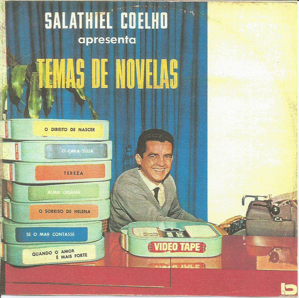 Salatiel Coelho ao centro da imagem, sentado em uma cadeira.