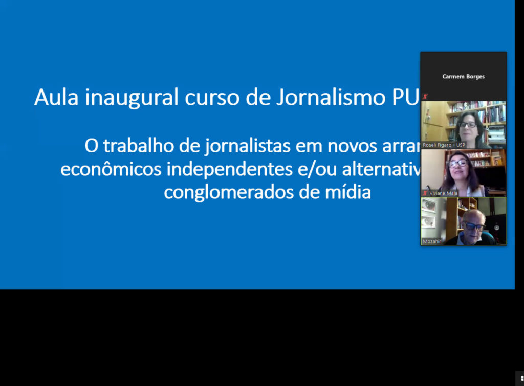 Captura de tela da aula inaugural do curso de Jornalismo da PUC Minas. Em um fundo azul, lê-se: "Aula inaugural curso de Jornalismo PUC Minas" e o título da palestra: "O trabalho dos jornalistas em novos arranjos econômicos independentes e/ou alternativos aos conglomerados de mídia"