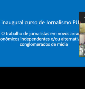 Captura de tela da aula inaugural do curso de Jornalismo da PUC Minas. Em um fundo azul, lê-se: "Aula inaugural curso de Jornalismo PUC Minas" e o título da palestra: "O trabalho dos jornalistas em novos arranjos econômicos independentes e/ou alternativos aos conglomerados de mídia"