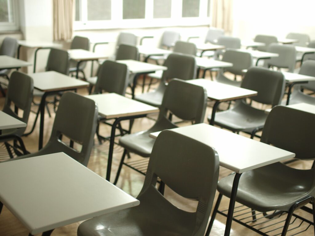 Cadeiras vazias em uma sala de aula