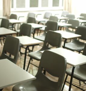 Cadeiras vazias em uma sala de aula
