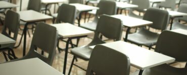 Cadeiras vazias em uma sala de aula