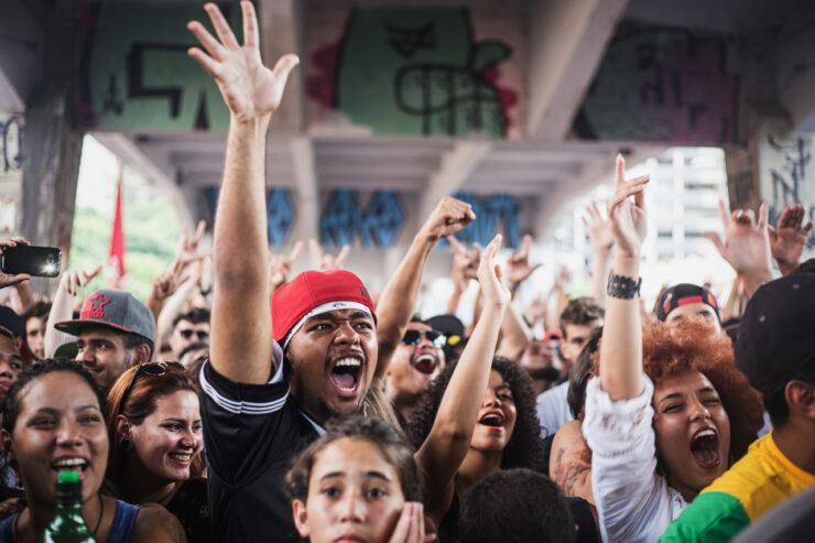 Debaixo do Viaduto Santa Tereza, em BH, a plateia prestigia o Duelo de MCs Nacional