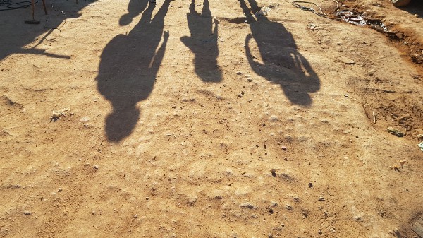 Sombra de uma família na Ocupação Dandara. Foto: Genevaldo Neves