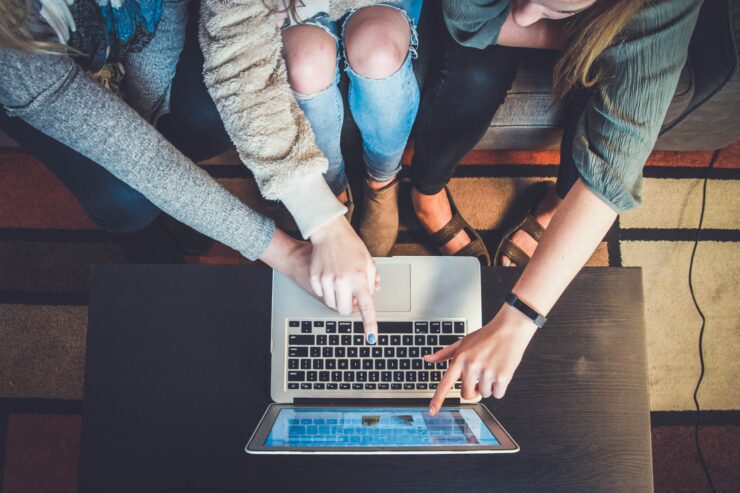 Jovens apontam para tela do computador