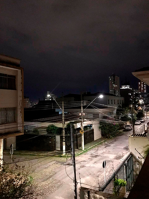 Vista de uma janela na cidade de Belo Horizonte