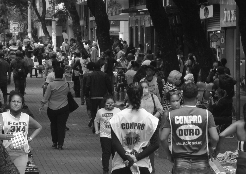 Apesar da necessidade de um isolamento social, cidadãos lotam as ruas