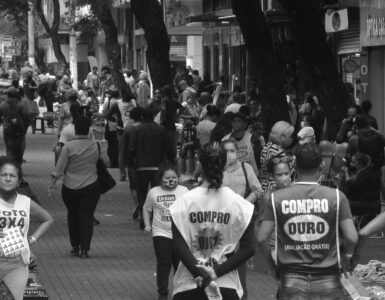 Apesar da necessidade de um isolamento social, cidadãos lotam as ruas