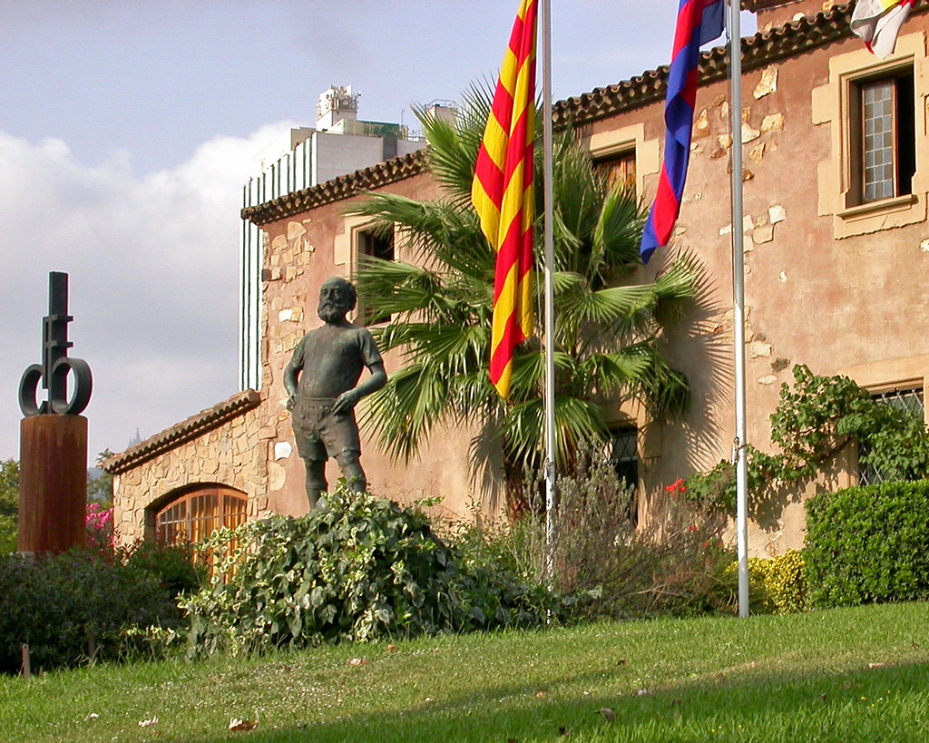 Foto da acadêmia de futebol do Barcelona, apelidada  de La Masia.