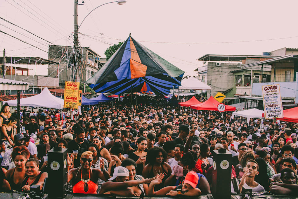 O que se canta nas letras não se vê nos bailes funk', diz