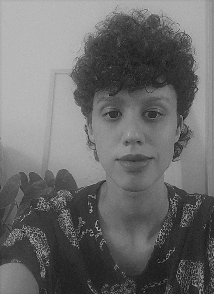 Selfie em preto e branco da autora Ana Guerra