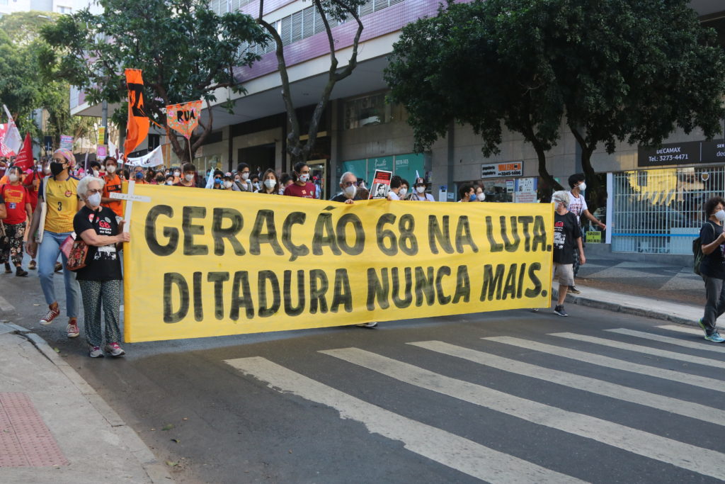 #ParaTodosVerem : Manifestantes carregam uma grande faixa amarela com a frase em preto: "Geração 68 na Luta. Ditadura Nunca Mais."