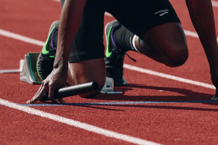 Pernas de atleta que se prepara para correr.