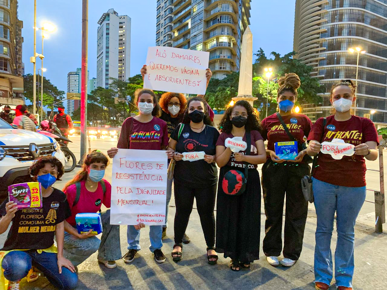 Grupo Flores de Resistência em ação na Praça Sete