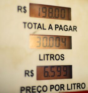 visor de uma bomba de combustível mostrando o preço do por litro de gasolina (6,599)