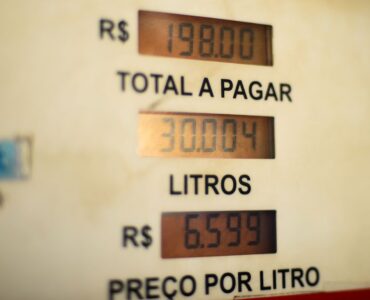 visor de uma bomba de combustível mostrando o preço do por litro de gasolina (6,599)