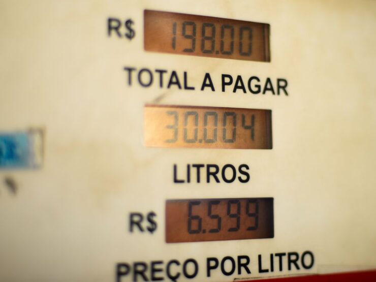 visor de uma bomba de combustível mostrando o preço do por litro de gasolina (6,599)