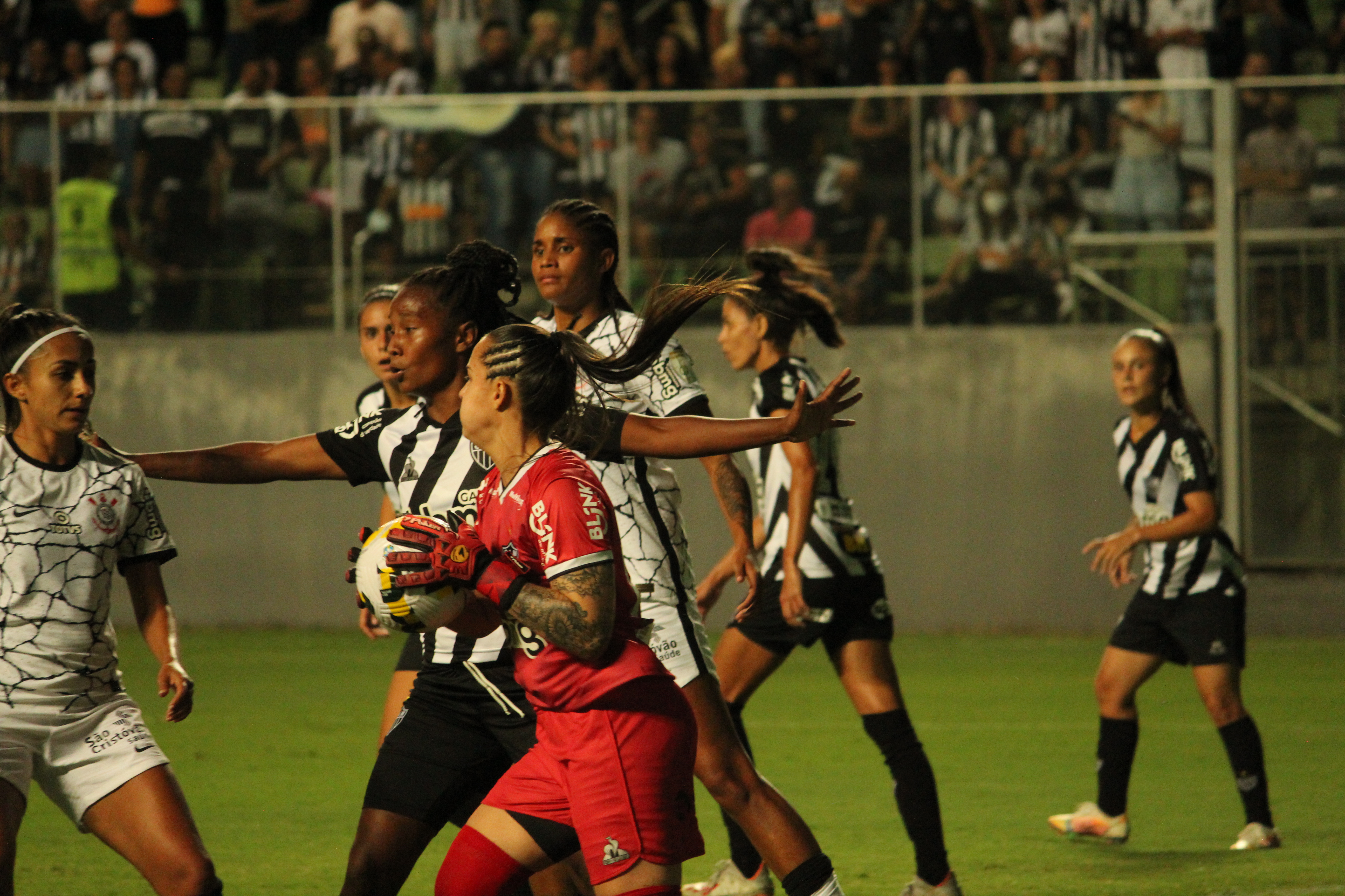 Goleira do Atlético Mg segurando bola. 