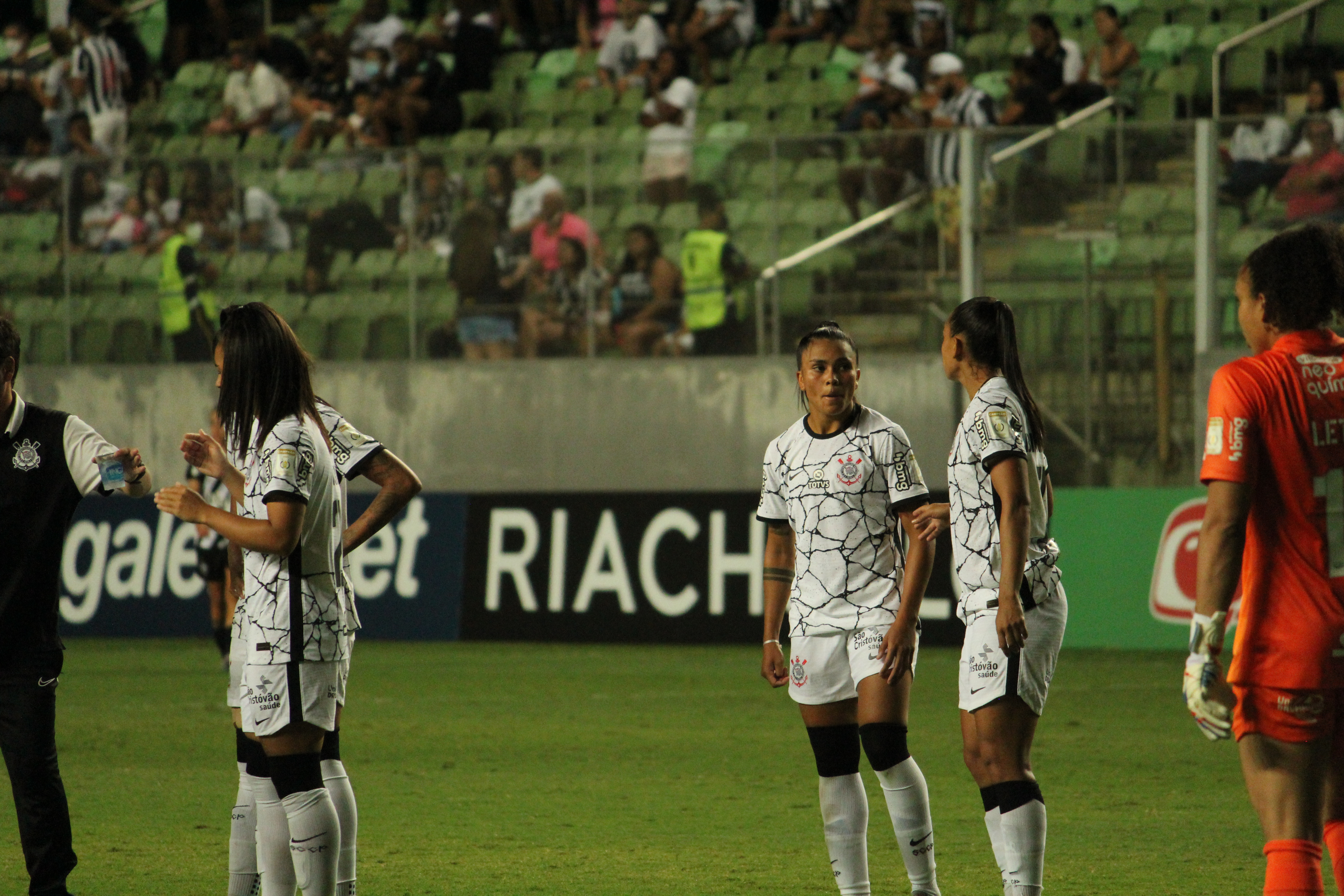 Jogadoras do Corinthians conversam na beira do campo