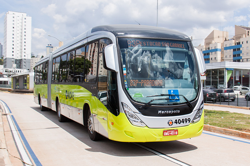 Ônibus do MOVE, nas cores verde e cinza, em via urbana de Belo Horizonte. Foto de Cid Costa Neto.