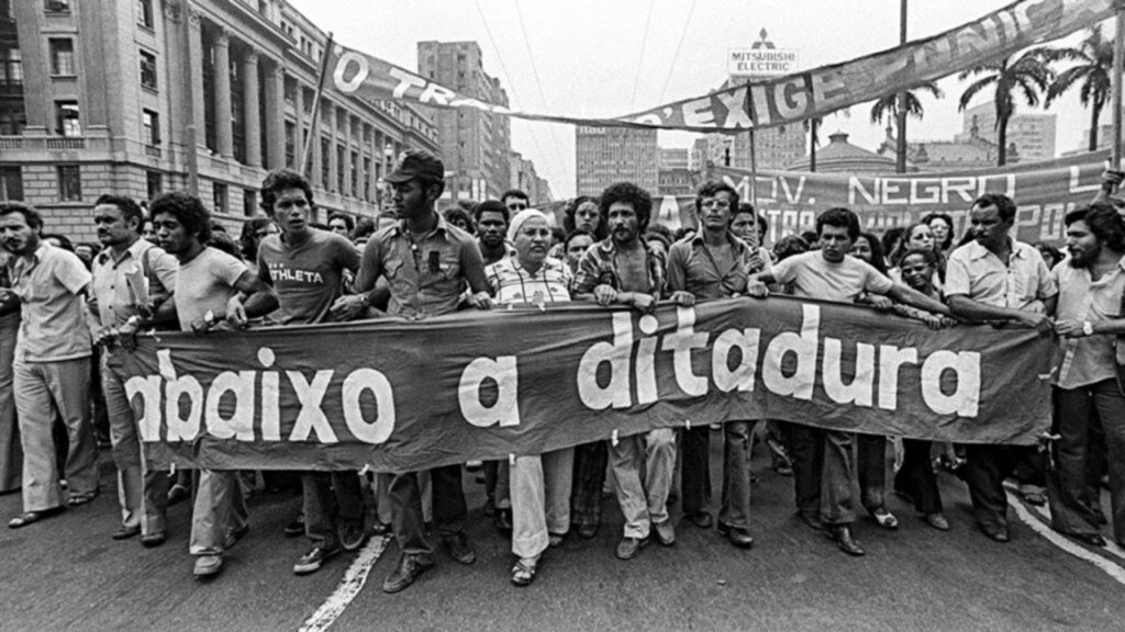 Militantes caminham pelas ruas clamando o fim do período militar