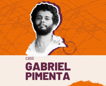 Fundo laranja com rosto de Gabriel Pimenta em preto e branco. Em roxo, em primeiro plano, aparece o texto Caso Gabriel Pimenta". No canto superior à esquerda o logo do Colab está em branco.