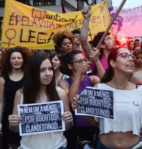 Mulheres em manifestação de rua a favor do aborto