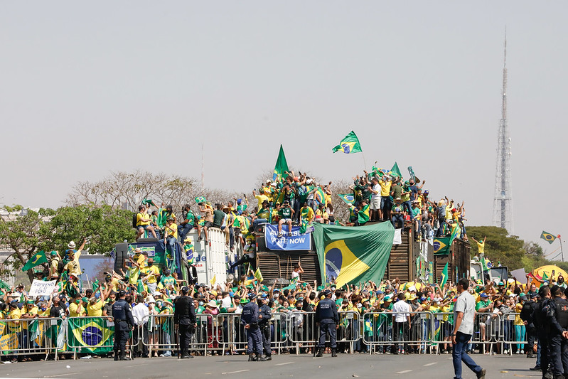 foto de manifestação de 7 de setembro mostrando multidão com bandeiras do Brasil