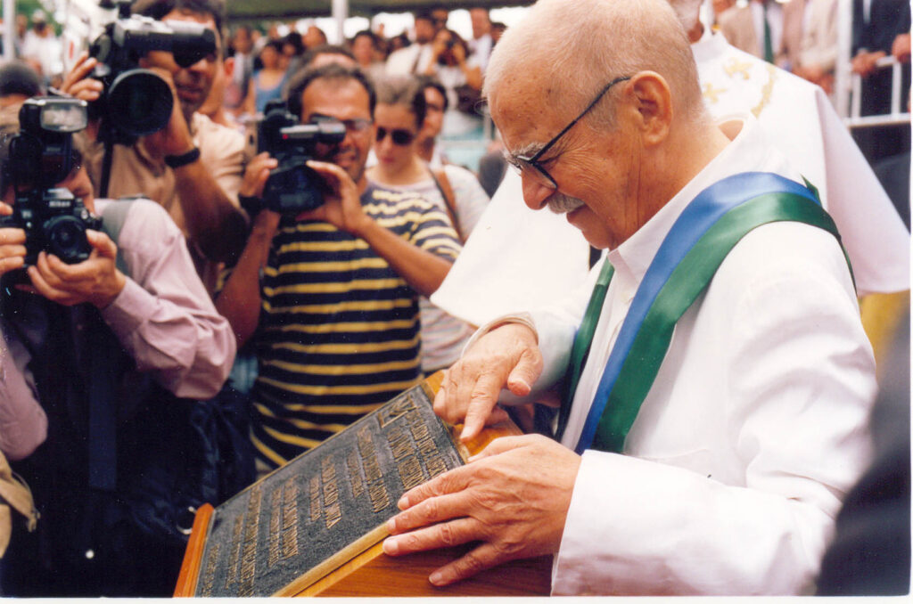 Foto do arquivo central da Universidade de Brasília. Darcy Ribeiro recebendo o Título de Doutor Honoris Causa em 1995.