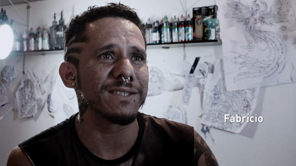 cena do documentário de homem com piercings e tatuagens