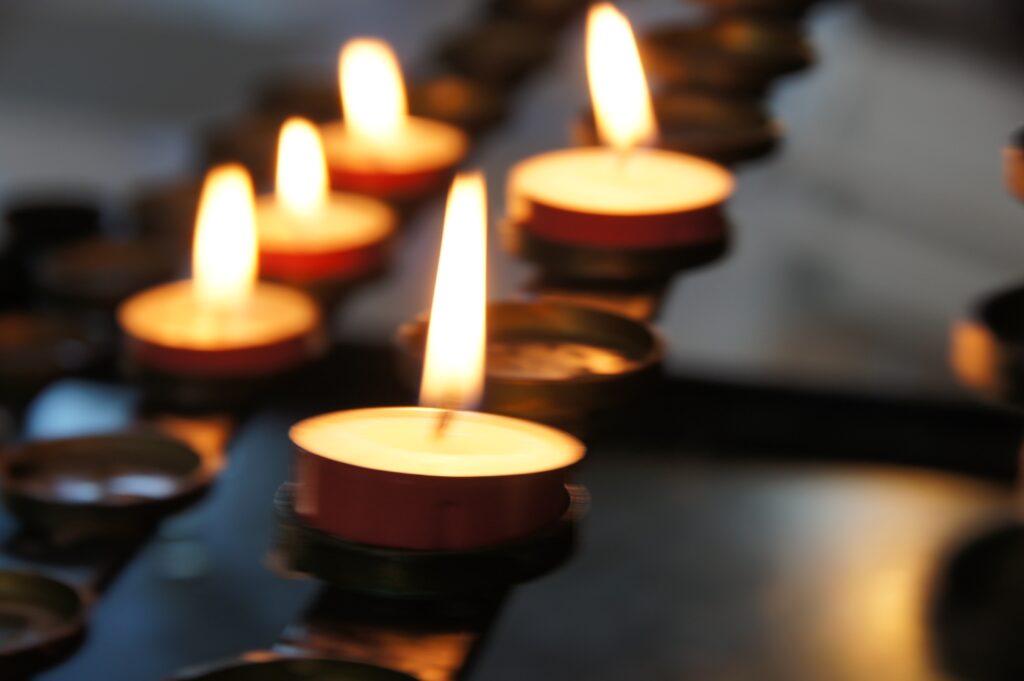 Velas acesas remetem a vida. Mas velas não duram para sempre. Os entes queridos também não.