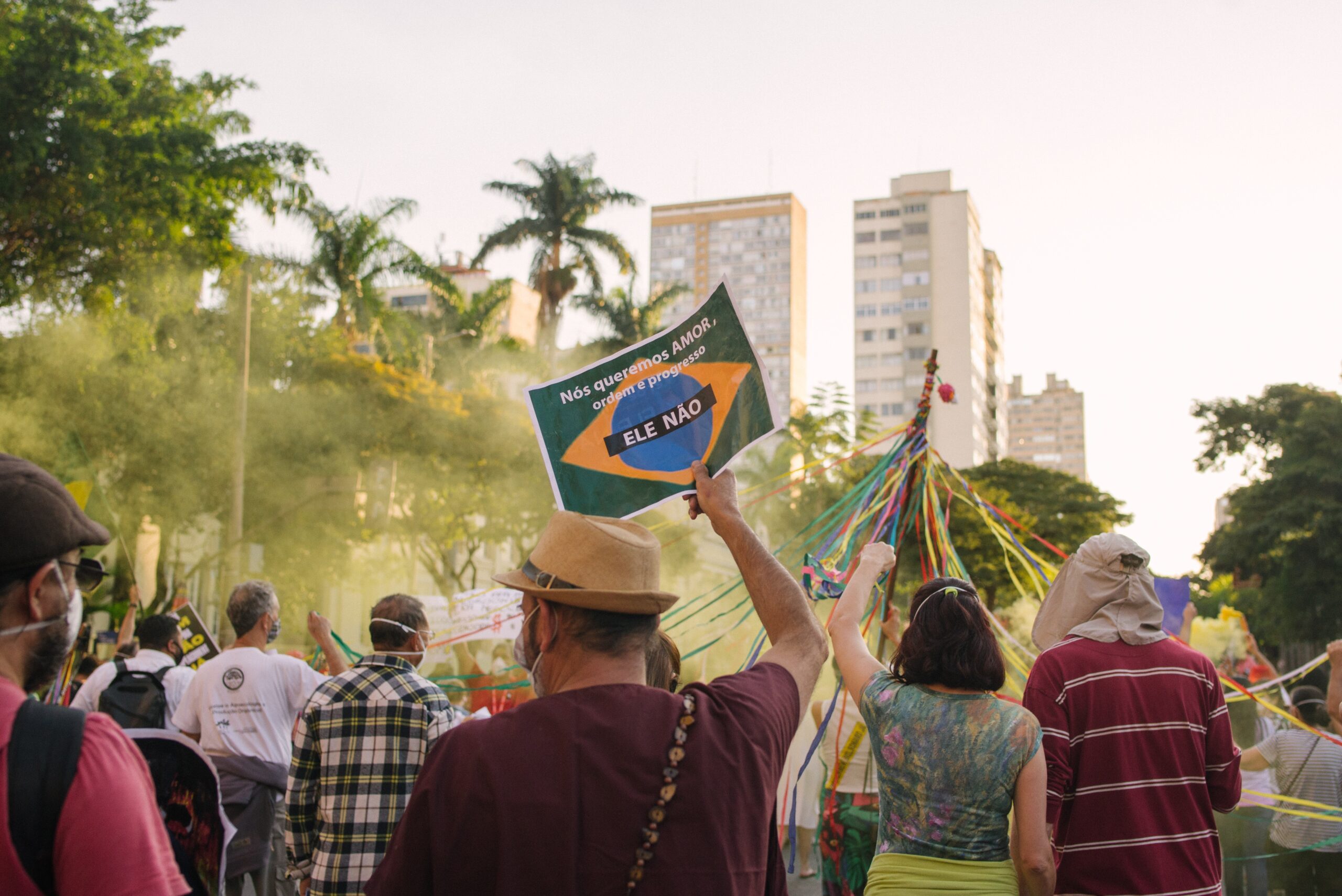 Em manifestação em Belo Horizonte, homem levanta cartaz escrito "ele não".