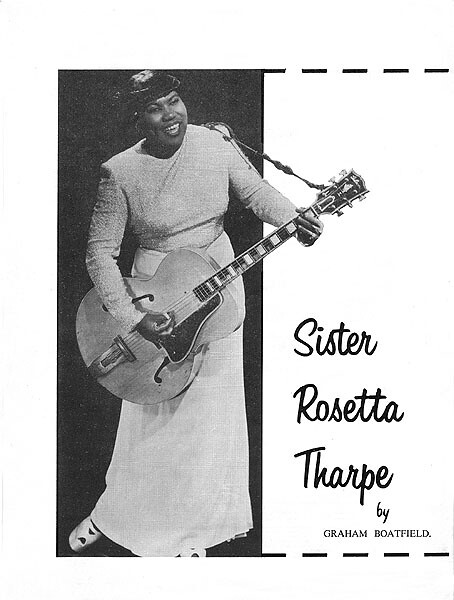 Sister Rosetta Tharpe segura uma guitarra enquanto sorri. À direita está escrito seu nome e em seguida a incrição em inglês "by Graham Boatfield".