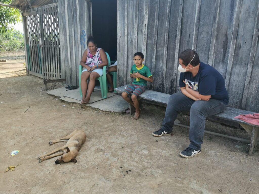 Daniel Camargos conversa com família que vive em assentamento no Pará