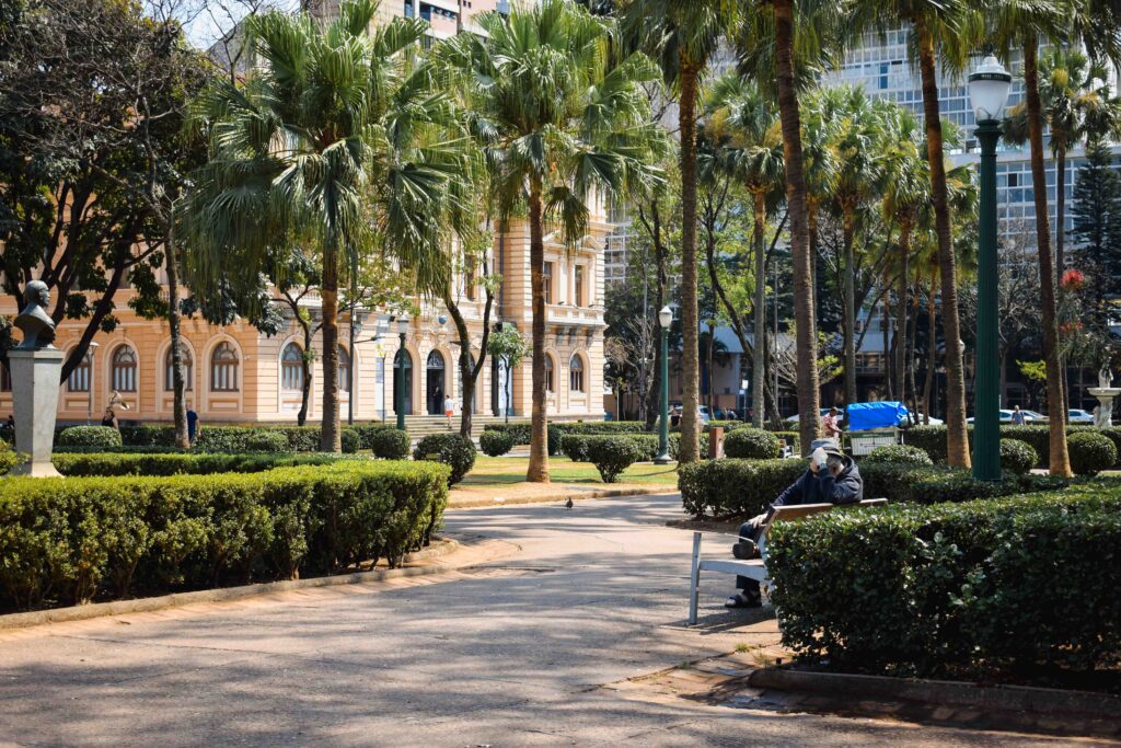 Foto da Praça da Liberdade em um dia quente e ensolarado