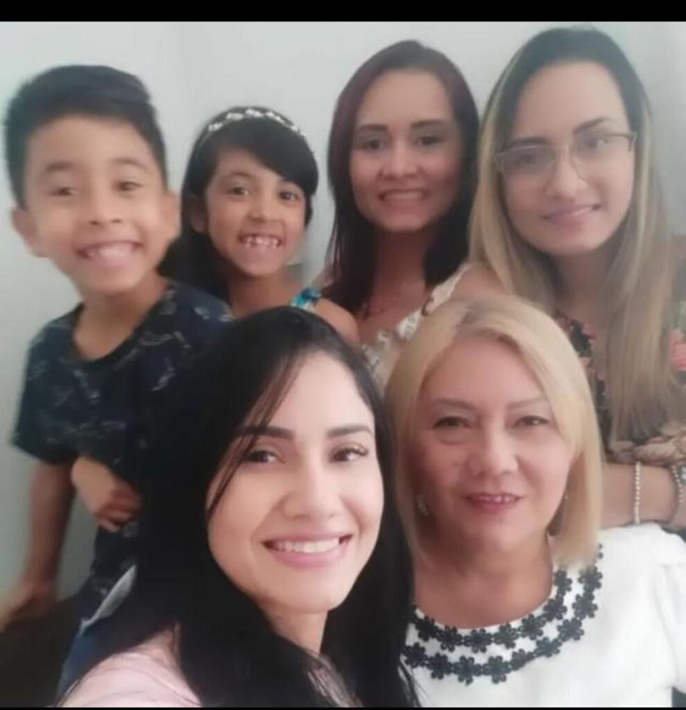 Descrição de imagem: Emilly de Jesus em selfie com sobrinhos e irmãs.