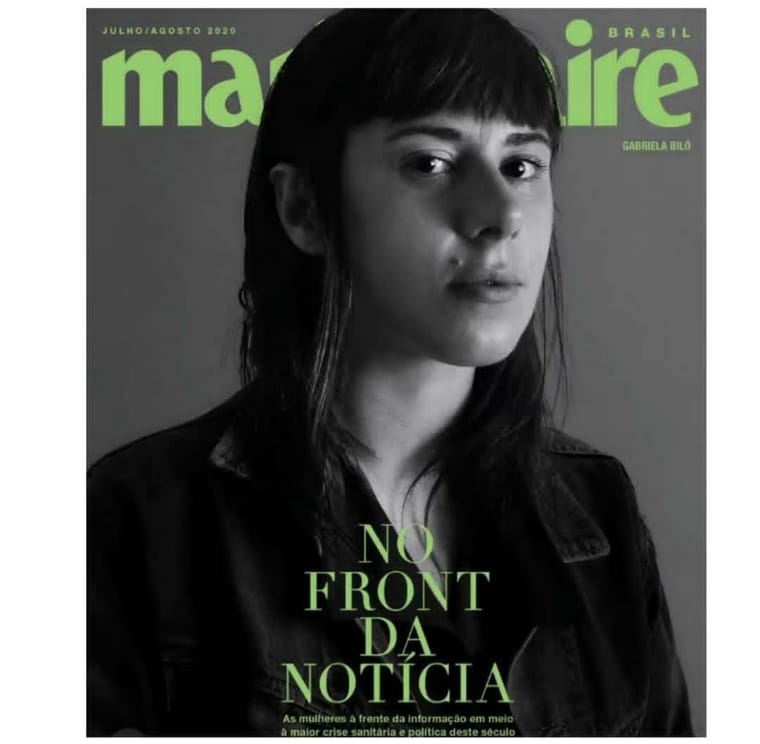 Fotografia preta e branca da capa da revista "Marie Claire" mostra Gabriela Biló, de cabelos pretos e franja na testa, vista com uma feição séria. No topo, ao fundo, lê-se o nome da revista escrito em verde. Na parte inferior da imagem, também em verde, em caixa 
