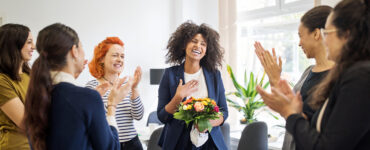 descrição de imagem: mulheres celebrando uma vitória nos negócios.