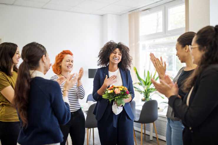 descrição de imagem: mulheres celebrando uma vitória nos negócios.