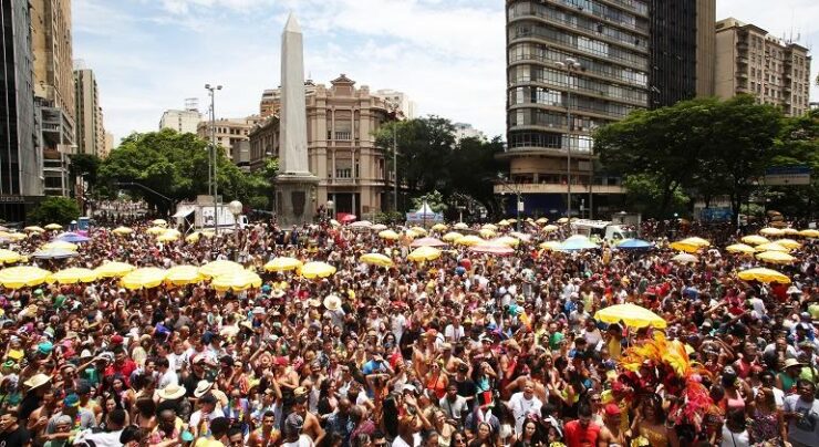 Imagem do carnaval de BH, Praça Sete de Setembro tomada de foliões. Créditos: Élcio Paraiso/Acervo Belotur