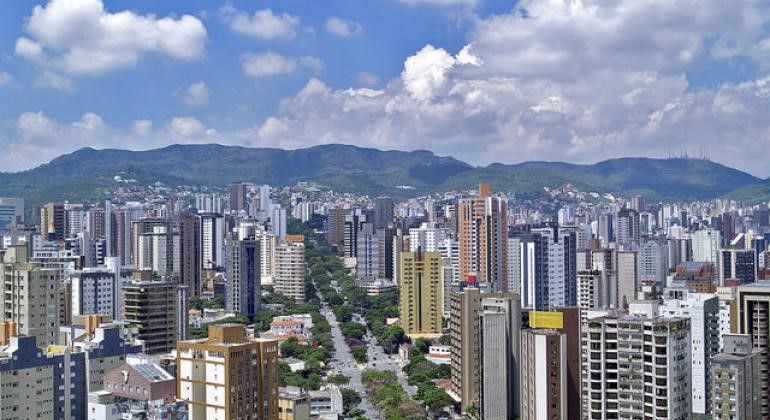 Imagem mostra o horizonte da capital mineira com prédios, a avenida Afonso Pena e ao fundo a Serra do Curral