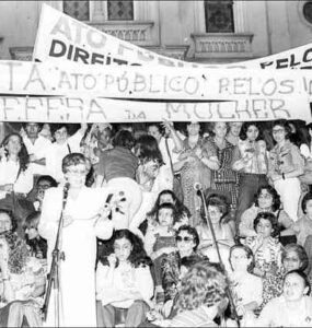 Fotografia em preto e branco de manifestação do grupo Quem Ama não Mata, em Belo Horizonte