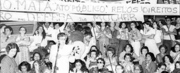 Fotografia em preto e branco de manifestação do grupo Quem Ama não Mata, em Belo Horizonte