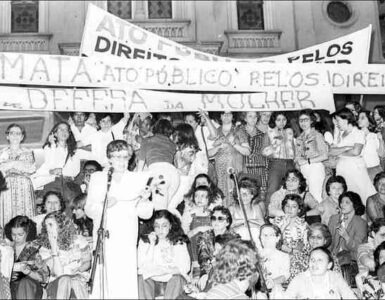 Fotografia em preto e branco de manifestação do grupo Quem Ama não Mata, em Belo Horizonte