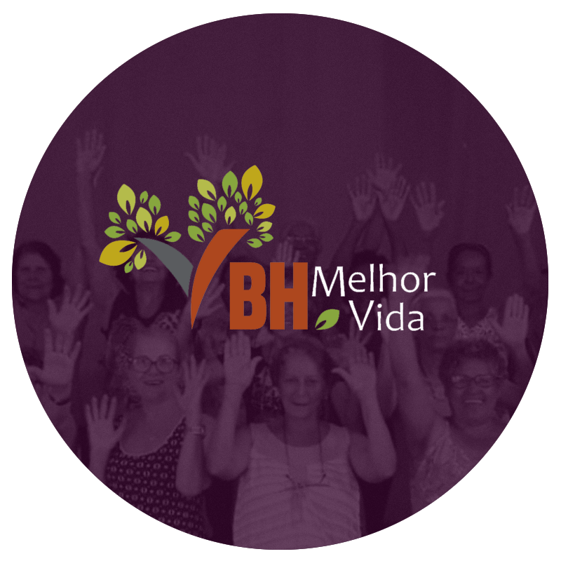 Fotografia digital, com filtro duotônico roxo, de mulheres idosas sorrindo com as mãos estendidas para cima. Em sobreposição à foto, está a logomarca do BH Melhor Vida, composta por ilustrações de árvores ao lado do nome do projeto.