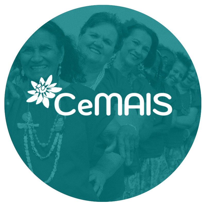 Fotografia digital, com filtro duotônico turquesa, de mulheres idosas sorrindo em fila. Em sobreposição à foto, está a logomarca do CeMais, composta pela ilustração de uma flor ao lado do nome do projeto.