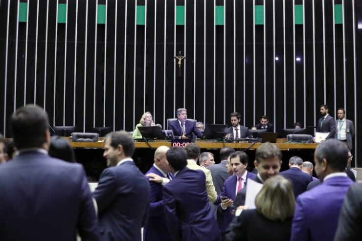 Imagem com enfoque na mesa diretora da Câmara dos Deputados. Da esquerda para direita: Maria do Rosária (PT-RS), mulher branca e loira, e Arthur Lira (PP-AL), homem branco, grisalho e de terno.