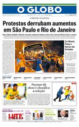 Jornal O Gobo, dia 20 de junho de 2013. O destaque da capa é “Protestos derrubam aumentos em São Paulo e Rio de Janeiro”. Na foto em destaque, em um ambiente aberto, à noite e com prédios ao fundo, os manifestantes adultos tentam virar um ônibus, alguns usam máscaras para dificultar a identificação. Na mesma página vemos uma foto do Neymar em partida da seleção brasileira, ele veste a camisa amarela, com detalhes verdes na manga e na gola, faz o gesto de mãos fechadas em comemoração.